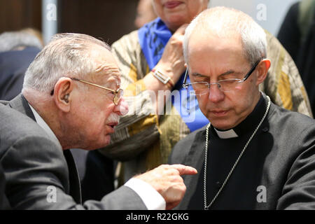 London, Großbritannien. 15 Nov, 2018. Justin Welby Erzbischof von Canterbury zu sehen im Gespräch mit einem Teilnehmer am Gedenken. Tausende von Menschen, darunter auch Politiker, Prominente, religiösen Führer, High Profile Verfechter der Rechte der Flüchtlingskinder in eine Veranstaltung der UK Charity Safe Passage im Euston, London organisiert, um den 80. Jahrestag der Kindertransport zu gedenken versammeln. Die Überlebenden der Kindertransport haben eine Erklärung drängt die Regierung, mehr Routen zu Heiligtum für Kind Flüchtlinge ausgestellt. Credit: Dinendra Haria/SOPA Images/ZUMA Draht/Alamy leben Nachrichten Stockfoto