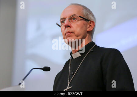 London, Großbritannien. 15 Nov, 2018. Justin Welby, der Erzbischof von Canterbury zu sehen Sprachen am Gedenken. Tausende von Menschen, darunter auch Politiker, Prominente, religiösen Führer, High Profile Verfechter der Rechte der Flüchtlingskinder sammeln, eine Veranstaltung der UK Charity Safe Passage im Euston, London organisiert, um den 80. Jahrestag der Kindertransport zu gedenken. Die Überlebenden der Kindertransport haben eine Erklärung drängt die Regierung, mehr Routen zu Heiligtum für Kind Flüchtlinge ausgestellt. Credit: Dinendra Haria/SOPA Images/ZUMA Draht/Alamy leben Nachrichten Stockfoto