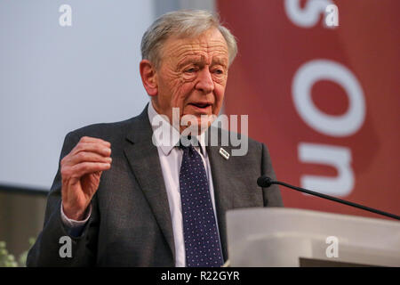 London, Großbritannien. 15 Nov, 2018. Herr Alf Dubs beobachtet, als er am Gedenken. Tausende von Menschen, darunter auch Politiker, Prominente, religiösen Führer, High Profile Verfechter der Rechte der Flüchtlingskinder sammeln, eine Veranstaltung der UK Charity Safe Passage im Euston, London organisiert, um den 80. Jahrestag der Kindertransport zu gedenken. Die Überlebenden der Kindertransport haben eine Erklärung drängt die Regierung, mehr Routen zu Heiligtum für Kind Flüchtlinge ausgestellt. Credit: Dinendra Haria/SOPA Images/ZUMA Draht/Alamy leben Nachrichten Stockfoto