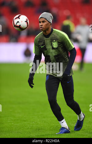 London. Vereinigtes Königreich. 15. November 2018. England vorwärts Raheem Sterling (17) erwärmt sich während der internationalen Freundschaftsspiel zwischen England und USA im Wembley Stadion. Credit: MI Nachrichten & Sport/Alamy leben Nachrichten Stockfoto