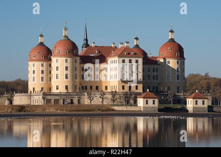 Moritzburg, Deutschland. 16 Nov, 2018. Das ehemalige Jagdschloss der Wettiner spiegelt sich im Wasser. Ab 17. November 2018 bis 03. März 2019 in der Ausstellung 'Drei Haselnüsse für Aschenbrödel' (Drei Haselnüsse für Aschenbrödel) auf das Märchenhafte, für den gleichnamigen Film von 1973 kann in der Burg zu sehen. Schloss Moritzburg war einer der Standorte für die co-Produktion von Film Studios der ehemaligen CSSR und der DDR. Credit: Sebastian Kahnert/dpa/Alamy leben Nachrichten Stockfoto