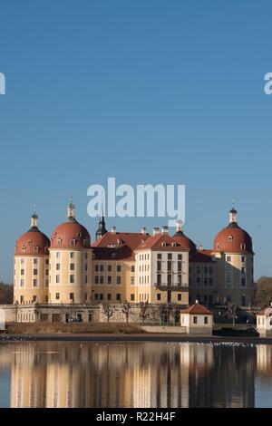 Moritzburg, Deutschland. 16 Nov, 2018. Das ehemalige Jagdschloss der Wettiner spiegelt sich im Wasser. Ab 17. November 2018 bis 03. März 2019 in der Ausstellung 'Drei Haselnüsse für Aschenbrödel' (Drei Haselnüsse für Aschenbrödel) auf das Märchenhafte, für den gleichnamigen Film von 1973 kann in der Burg zu sehen. Schloss Moritzburg war einer der Standorte für die co-Produktion von Film Studios der ehemaligen CSSR und der DDR. Credit: Sebastian Kahnert/dpa/Alamy leben Nachrichten Stockfoto