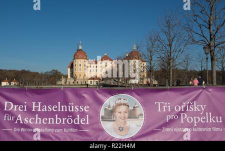 Moritzburg, Deutschland. 16 Nov, 2018. Ein Werbebanner für die Ausstellung "Drei Haselnüsse für Aschenbrödel" vor dem ehemaligen Jagd hängt Lodge der Wettiner. Ab 17. November 2018 bis 03. März 2019 die Show der Märchen für den gleichnamigen Film von 1973 kann in der Burg zu sehen. Schloss Moritzburg war einer der Standorte für die co-Produktion von Film Studios der ehemaligen CSSR und der DDR. Credit: Sebastian Kahnert/dpa/Alamy leben Nachrichten Stockfoto