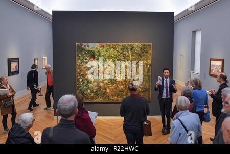 Potsdam, Deutschland. 16 Nov, 2018. Daniel Zamani, Kurator der Barberini Museum, ist in der neuen Ausstellung "Farbe und Licht. Die Neo-Impressionist Henri-Edmond Cross' vor Öl Gemälde mit dem Titel 'Monaco, von 1884". Die neue Ausstellung wird vom 17.11.2018 bis 17.02.2019. Foto: Patrick Pleul/dpa-Zentralbild/dpa/Alamy leben Nachrichten Stockfoto