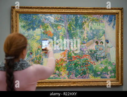 Potsdam, Deutschland. 16 Nov, 2018. Das Ölgemälde "Nachmittag im Garten, 1904" von dem Maler Henri-Edmond Cross ist auf Anzeige an der Barberini Museum in der neuen Ausstellung "Farbe und Licht. Die Neo-Impressionist Henri-Edmond Cross'. Die neue Ausstellung wird vom 17.11.2018 bis 17.02.2019. Foto: Patrick Pleul/dpa-Zentralbild/dpa/Alamy leben Nachrichten Stockfoto