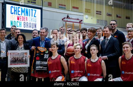 Chemnitz, Deutschland. 16 Nov, 2018. Bundeskanzlerin Angela Merkel (CDU) ist die Ausbildung der Junior Teams der zweiten Abteilung Basketball team Niners Chemnitz mit dem Spieler und Verein Präsident Micaela Schönherr (3. von rechts), Michael Kretschmer (2. von rechts), CDU, Ministerpräsident von Sachsen, Barbara Ludwig (r, SPD), Oberbürgermeister von Chemnitz. Ein Treffen mit den Bürgern ist dann geplant. Der Bundeskanzler Besuch in Chemnitz wurde von einem tödlichen Messerangriff auf einen Deutschen vor etwa drei Monaten und anschließende Demonstrationen mit der fremdenfeindlichen Übergriffe dazu aufgefordert werden. Credit: Kay Nietfeld/dpa/Alamy leben Nachrichten Stockfoto