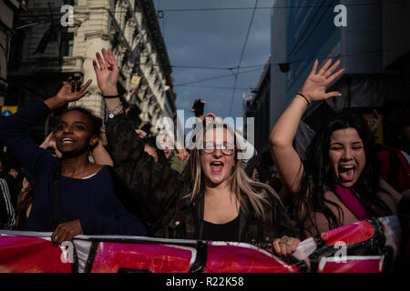 Mailand, Italien - 16. November 2018: Die jungen Demonstranten März und Gesang als Teil der "Studenten keine salvini Tag protest Credit: Piero Cruciatti/Alamy leben Nachrichten Stockfoto