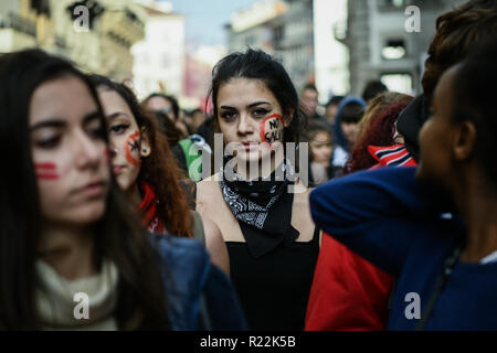 Mailand, Italien - November 16, 2018: Ein junger Demonstrant zeigt einen Hinweis auf ihrer Wange, die lautet 'Nein Salvini", wie Sie ein Teil der "Studenten keine salvini Tag protest Credit: Piero Cruciatti/Alamy leben Nachrichten Stockfoto