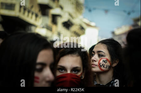 Mailand, Italien - 16. November 2018: eine Demonstrantin zeigt einen Hinweis auf ihrer Wange, die lautet 'Nein' von Salvini beim Demonstrieren während der "Studenten keine salvini Tag protest Credit: Piero Cruciatti/Alamy leben Nachrichten Stockfoto