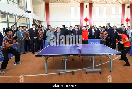 (181116) - Port Moresby, November 16, 2018 (Xinhua) - der chinesische Präsident Xi Jinping und Papua-Neuguinea (PNG) Ministerpräsident Peter O'Neill interagieren mit chinesischen Tischtennis Trainer Ausbildung sind lokale Athleten während einer Tournee Butuka Academy, ein PNG und China Freundschaft Schule, in Port Moresby, PNG, am 16. November, 2018. Xi ermutigte sie freundlich Boten zwischen den beiden Völkern zu sein. (Xinhua / Pang Xinglei) (Zyd) Stockfoto