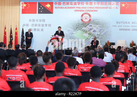 (181116) - Port Moresby, November 16, 2018 (Xinhua) - der chinesische Präsident Xi Jinping und Papua-Neuguinea (PNG) Ministerpräsident Peter O'Neill die Eröffnung der Butuka Academy, ein PNG und China Freundschaft Schule besuchen, in Port Moresby, PNG, am 16. November, 2018. (Xinhua / Xie Huanchi) (Zyd) Stockfoto