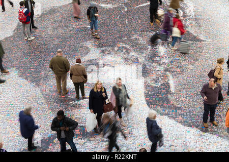 Birmingham, Großbritannien. 16. November 2018. Ein großes Mosaik Portrait von sufragette Hilda Burkitt-lymphom ist auf die Bahnhofshalle, vom Bahnhof New Street, Birmingham. Der 20 Meter hoch ist der 3.724 selfie Fotos und andere Bilder von Frauen aus ganz Großbritannien versendet wird. Das Projekt mit dem Namen Angesichts des Wahlrechts, deisgned durch die Künstlerin Helen Marshall. Hilda Burkitt wurde geboren in Wolverhampton im Jahre 1876, wurde überführt und für das Brechen ein Fenster, in dem dann Prime Minister's Waggon gefangengesetzt. Peter Lopeman/Alamy leben Nachrichten Stockfoto