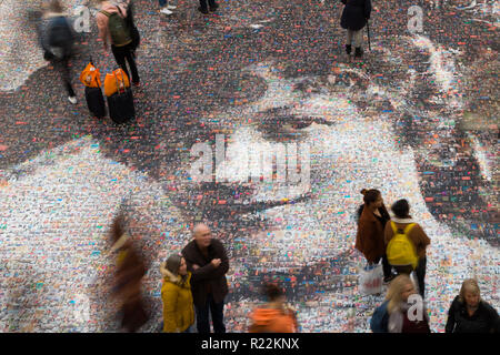 Birmingham, Großbritannien. 16. November 2018. Ein großes Mosaik Portrait von sufragette Hilda Burkitt-lymphom ist auf die Bahnhofshalle, vom Bahnhof New Street, Birmingham. Der 20 Meter hoch ist der 3.724 selfie Fotos und andere Bilder von Frauen aus ganz Großbritannien versendet wird. Das Projekt mit dem Namen Angesichts des Wahlrechts, deisgned durch die Künstlerin Helen Marshall. Hilda Burkitt wurde geboren in Wolverhampton im Jahre 1876, wurde überführt und für das Brechen ein Fenster, in dem dann Prime Minister's Waggon gefangengesetzt. Peter Lopeman/Alamy leben Nachrichten Stockfoto