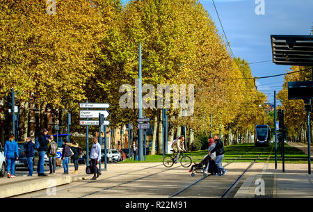 Fußgänger der Straßenbahn-Linien im Palais de Justice, Toulouse, Frankreich Stockfoto