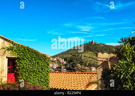 Collioure Villa mit einer Windmühle auf dem Hügel, Roussillon, Vermeille-küste, Pyrenees Orientales, Frankreich Stockfoto