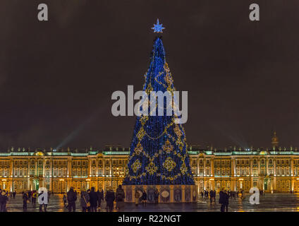 St. Petersburg, Russland - Dezember 15, 2017: Winter Palace und Weihnachtsbaum auf Square bei Nacht Stockfoto