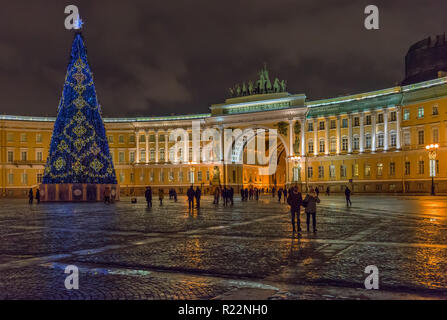 Sankt Petersburg, Russland - Dezember 15, 2017: Weihnachtsbaum auf dem Schlossplatz bei Nacht Stockfoto