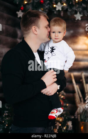 Vater und Kind schmücken Weihnachtsbaum. Weihnachten Dekoration. Stockfoto
