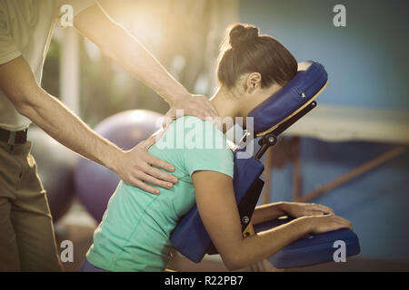 Physiotherapeut, Massage, eine Patientin zurückzugeben Stockfoto