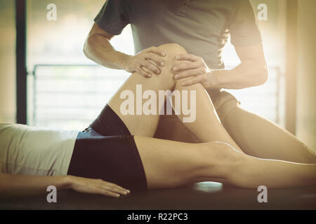 Physiotherapeuten, die eine Frau Knie Therapie geben Stockfoto