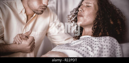 Mann beruhigend schwangere Frau während der Arbeit in Bezirk Stockfoto