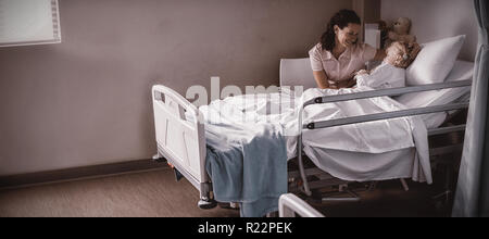 Ärztin, tröstet Patienten bei Besuch im Bezirk Stockfoto