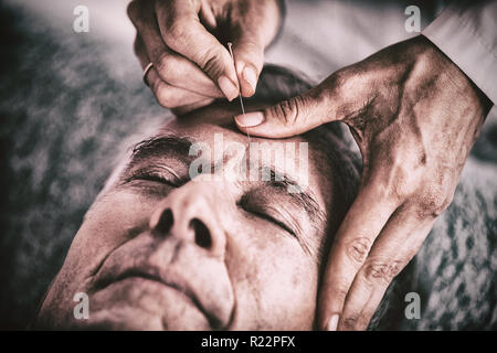 Senior woman Kopfmassage von Physiotherapeuten erhalten Stockfoto