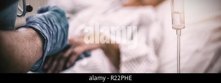 Krankenschwester, die ein Patient eine Spritze geben Stockfoto