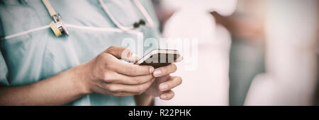Innenfeldes Krankenschwester Textnachrichten auf dem Handy Stockfoto