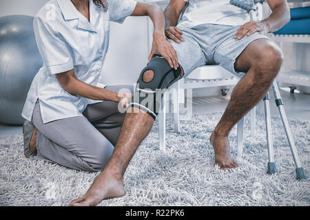 Physiotherapeuten untersuchen Patienten Knie Stockfoto