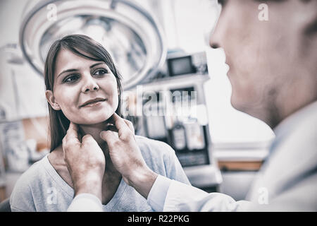 Arzt die Prüfung eines weiblichen Patienten Hals Stockfoto