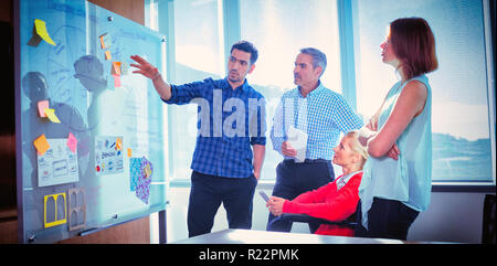 Junge Unternehmer diskutieren mit Kollegen im Büro Stockfoto