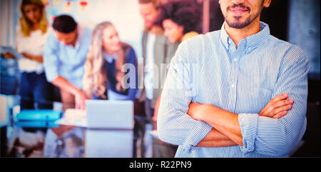 Portrait der junge Unternehmer Stehen mit verschränkten Armen Stockfoto
