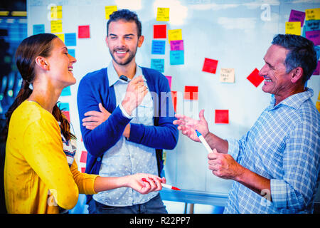 Kollegen Planung vor white board Stockfoto