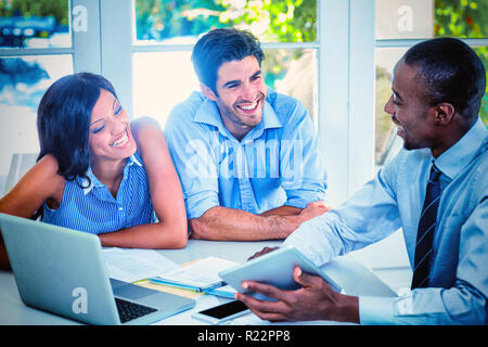 Paar und Immobilienmakler zusammen diskutieren Stockfoto