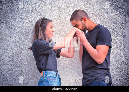 Hipster Paar mit blank t-shirts für Ihr Design Stockfoto