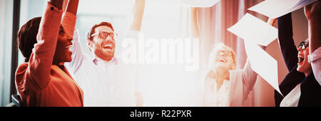 Freundliche Geschäft Leute werfen Papiere im Büro Stockfoto
