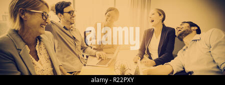 Business-Leute lachen während einer Besprechung Stockfoto