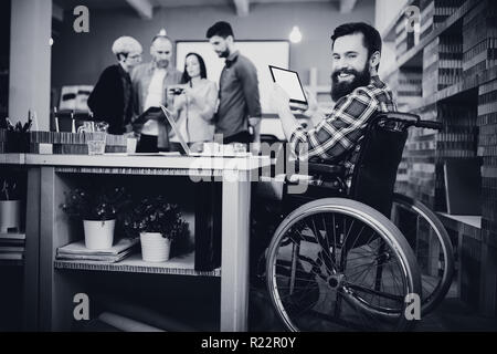Porträt von Behinderten Geschäftsmann mit digital-Tablette Stockfoto