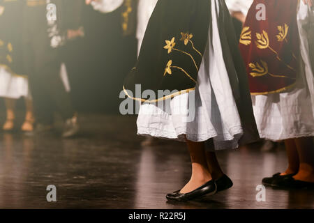 Junge serbische Tänzer in der traditionellen Tracht. Folklore aus Serbien. Stockfoto