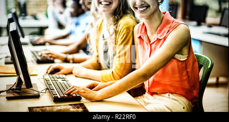 Portrait von lächelnden Studenten studieren in Computer im Klassenzimmer Stockfoto