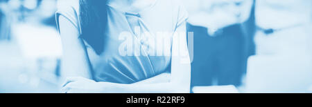 Glücklich Geschäftsfrau Stand mit verschränkten Armen Stockfoto