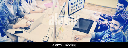Porträt von Fachleuten bei Kreativbüro Stockfoto