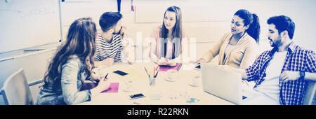 Partner im Kreativbüro Tagung diskutieren Stockfoto