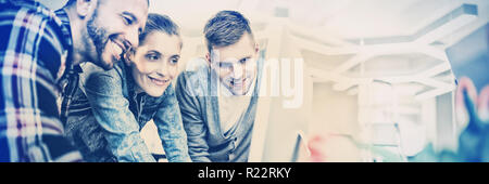 Geschäftsleute, die am Computer im Büro Stockfoto