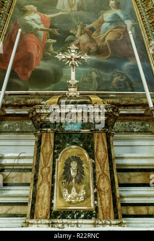 Santa Maria Delle Grazie Alle Fornaci, Italien. Altar mit Tabedrnacle. Kirche der heiligen Maria von Grazien. Rom, Italien, Europa, Europäische Union, EU. Stockfoto