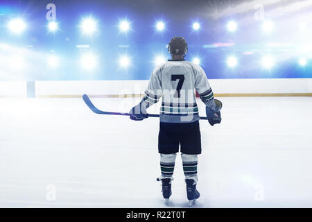 Das zusammengesetzte Bild im hockey player mit Hockey Stick auf der Eisbahn Stockfoto