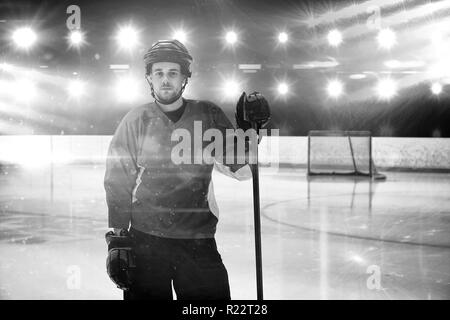 Das zusammengesetzte Bild im Porträt von Eishockey Spieler an Eisbahn Stockfoto