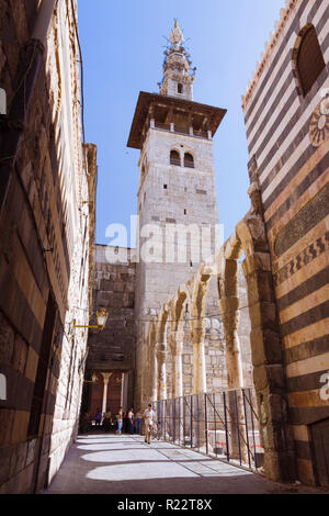 Damaskus, Syrien: Minarett der Braut, der Älteste der Umayyaden Moschee wie aus einer Gasse in der Altstadt gesehen. Stockfoto