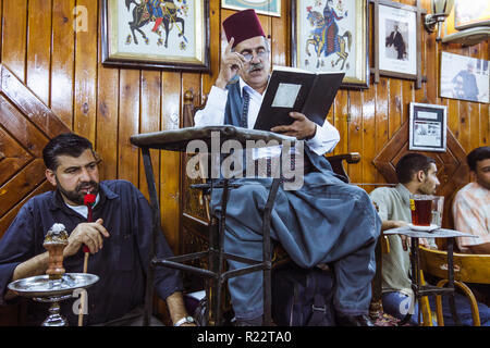 Damaskus, Syrien, 1. Juni 2009: Abu schattig, der letzte Der hakawati fabled Geschichtenerzähler von Damaskus Al Nawfra Kaffeehaus durchführen. Stockfoto